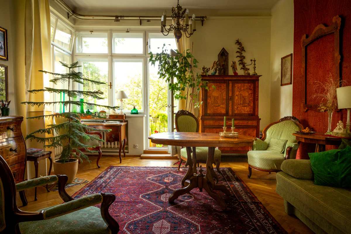 Tendências 2025: O Retorno Triunfal dos Móveis de Antiquário na Decoração