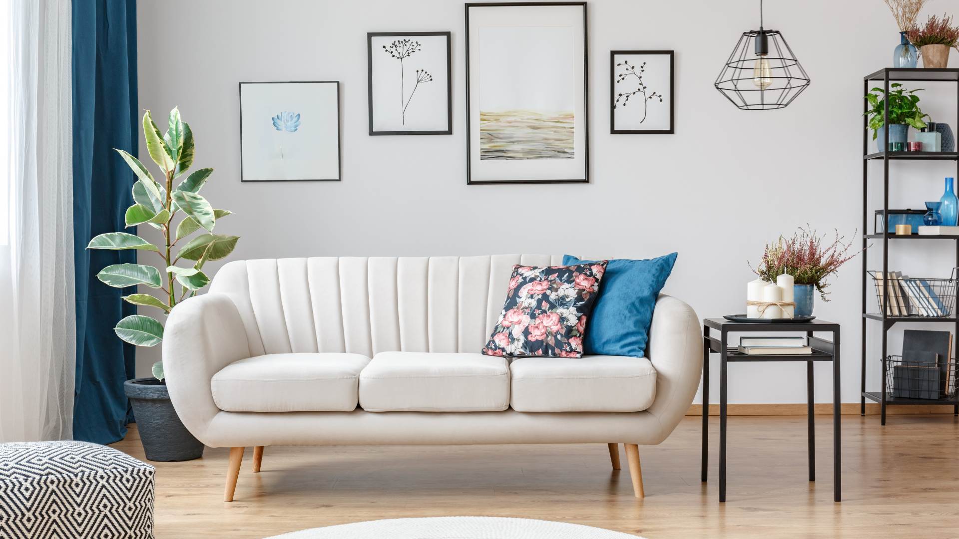Sofá claro vs sofá escuro: qual combina mais com seu estilo de decoração?